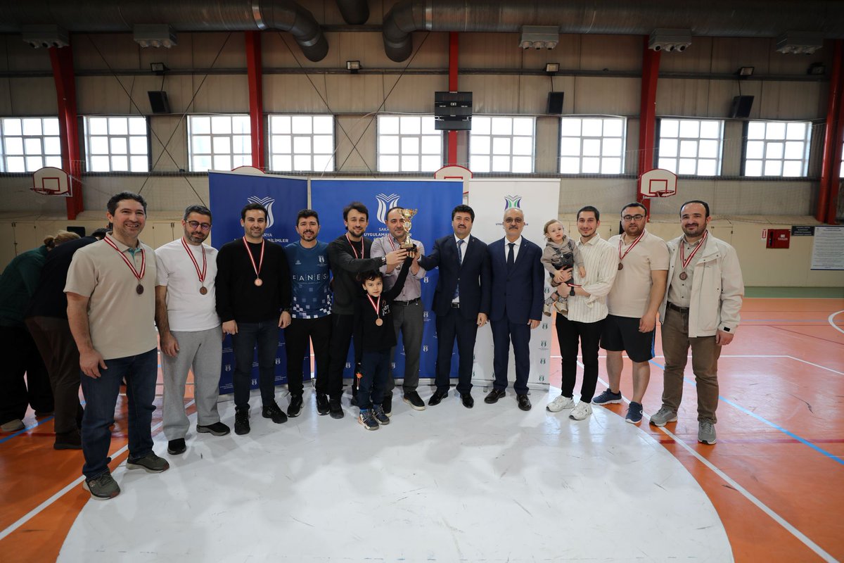 SubuOfficiall's tweet photo. 🏐 Sağlık Kültür ve Spor Daire Başkanlığımız tarafından düzenlenen voleybol turnuvası tamamlandı. 

Turnuvada dereceye giren takımlara ödülleri takdim edildi.

Detaylar 👇
🔗 https://t.co/jWE3yFck1k https://t.co/LXMgfS7oh1