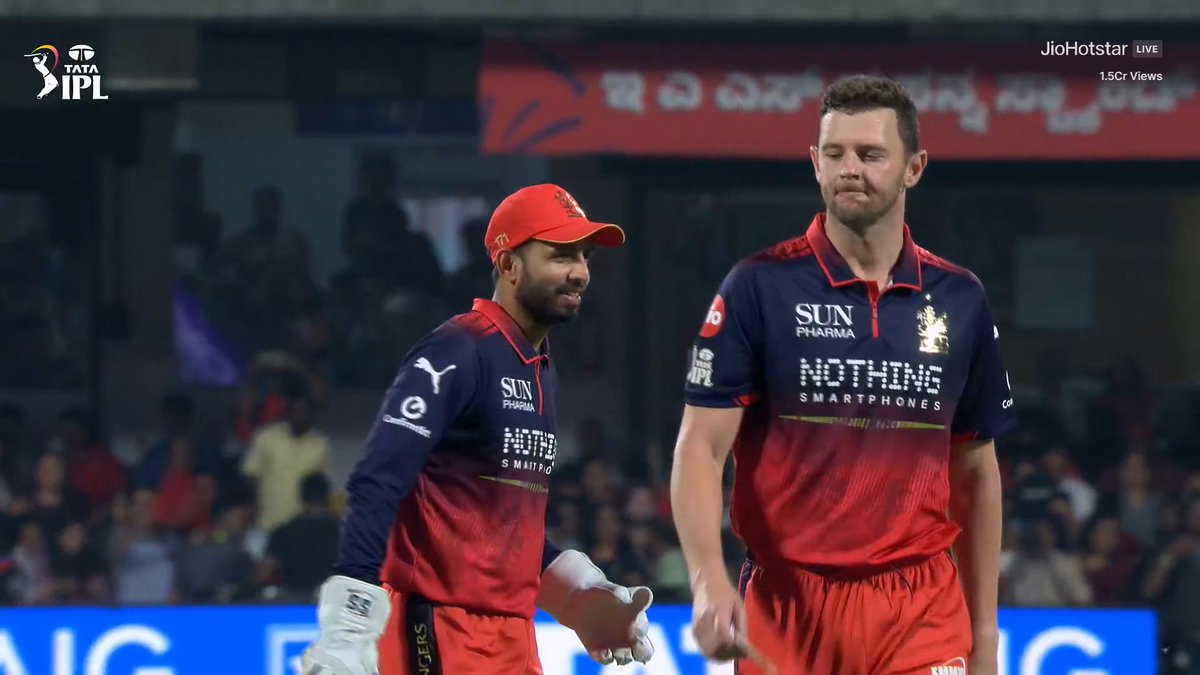 CricCrazyJohns's tweet image. 17th over - 4 runs.
18th over - 5 runs.
19th over - 8 runs.
20th over - 18 runs.

A Good comeback by RCB, Game on at Chinnaswamy, Chase Master is coming, they need 206 runs vs Gujarat.