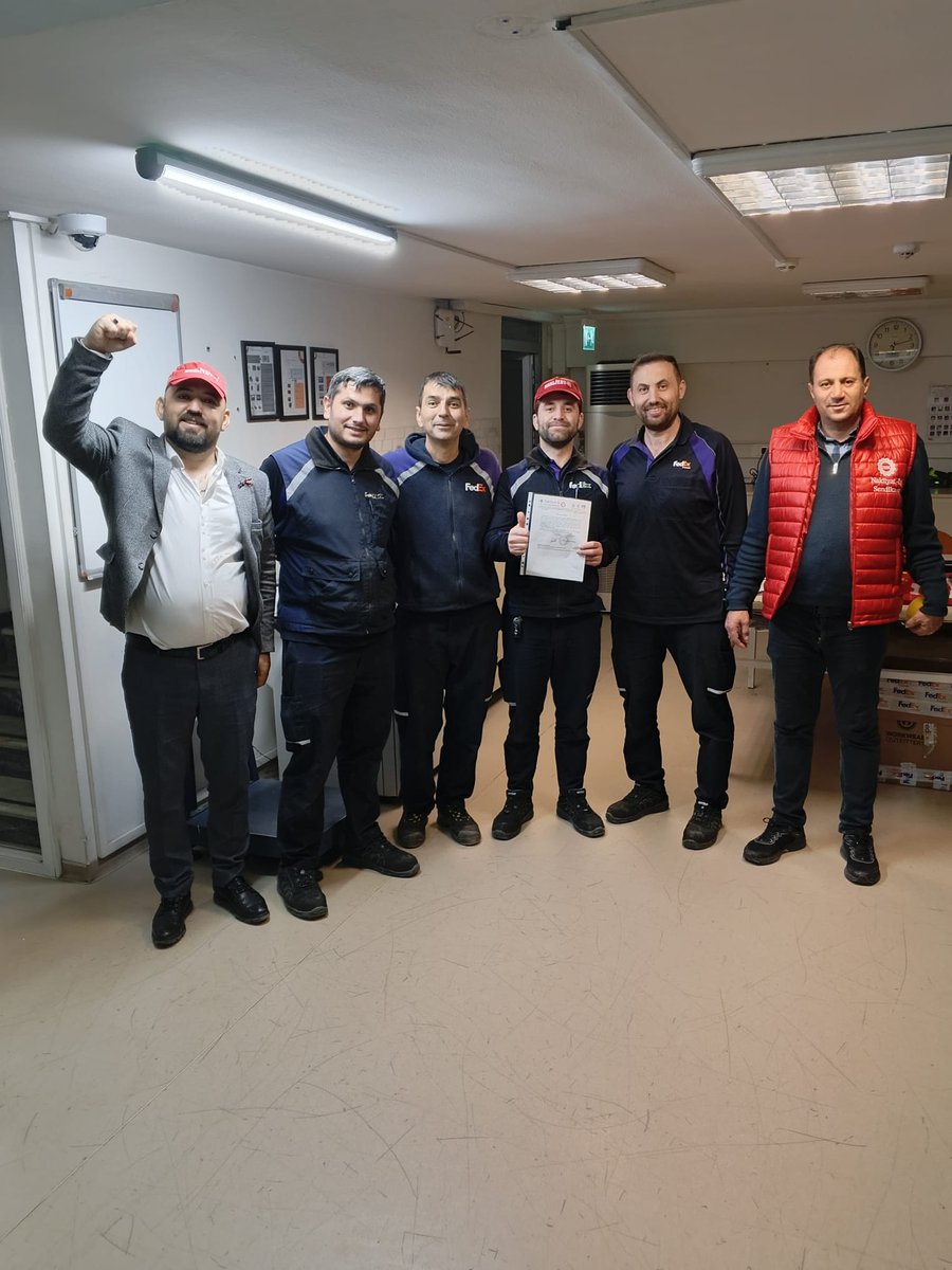 Nakliyatsendika's tweet image. Fedex Ekspress’de Grev kararımız işyerlerine çoşkulu bir biçimde asılmaya devam ediyor.
Yaşasın Örgütlü Mücadelemiz...

Aynı zamanda 1 Mayıs bildirimiz okundu.
Yaşasın 1 Mayıs 
Taksim 1 Mayıs Alanıdır. 
Konya Depo...

@FedEx #Fedex