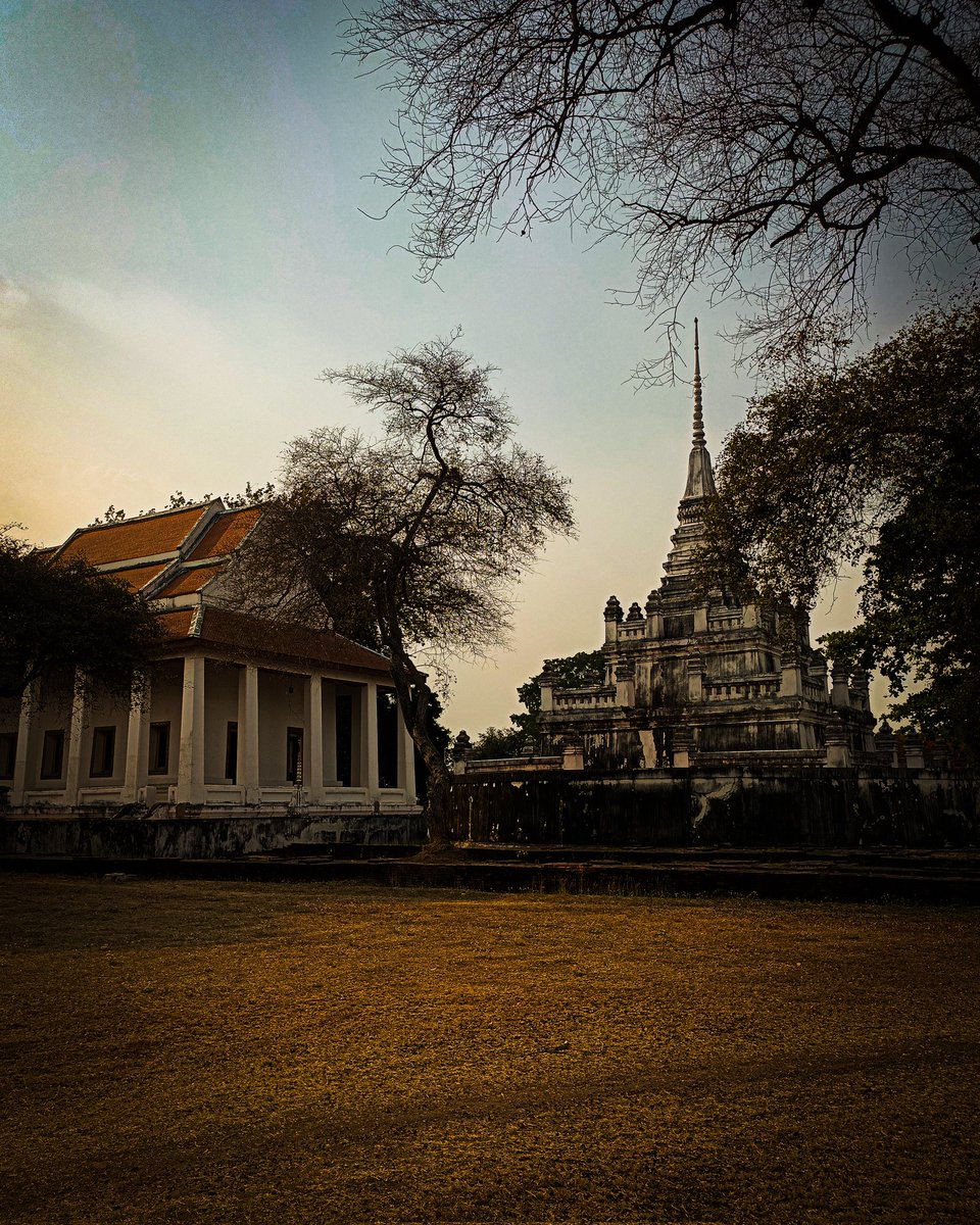 KIMBOONGDO3's tweet photo. 📍 Wat Mai Chai Vichit
  หนีความวุ่นวาย มาเดินชมอิฐเก่าที่ วัดใหม่ไชยวิชิต วัดสวยใกล้ท่าวาสุกรี บรรยากาศร่มรื่น แถมได้ความรู้เรื่องประวัติศาสตร์ผ่านสถาปัตยกรรมยุครัชกาลที่ 3 ใครสายเงียบสงบต้องรักที่นี่แน่นอนครับ ✨🌿
#วัดใหม่ไชยวิชิต #อยุธยาเที่ยวได้ทุกวัน #สายบุญ https://t.co/PPD01GrmXi