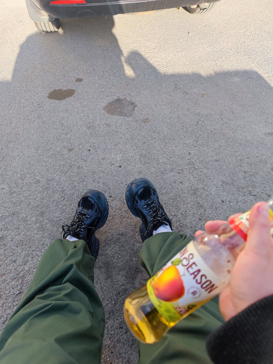Вышла поздно рюкзак упал на пыльный пол чмо
уебалась на самокате из-за спешки больно нахуй
Самокат пизданул по пятке больно 
Пидор бля
Электричка без меня 
Хочу катать на велоа хуй мне
Ещё мать а чё маляром работать а дальше а как квартиру взять
А НИКАК НАХУЙ ПОСЛЕ ВАШЕЙ СМЕРТИ