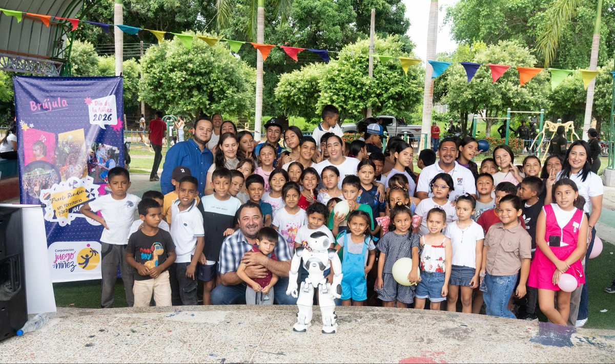 GobArauca's tweet photo. #AraucaTerritorioDeJuego | La aventura digital llegó a Puerto Rondón en donde los niños y niñas vivieron una experiencia única en el entorno digital junto a nuestro amigo, el robot Nao del @SENAComunica.

#SúmateJugando
#MesDeLaNiñez https://t.co/raAlezJfqV