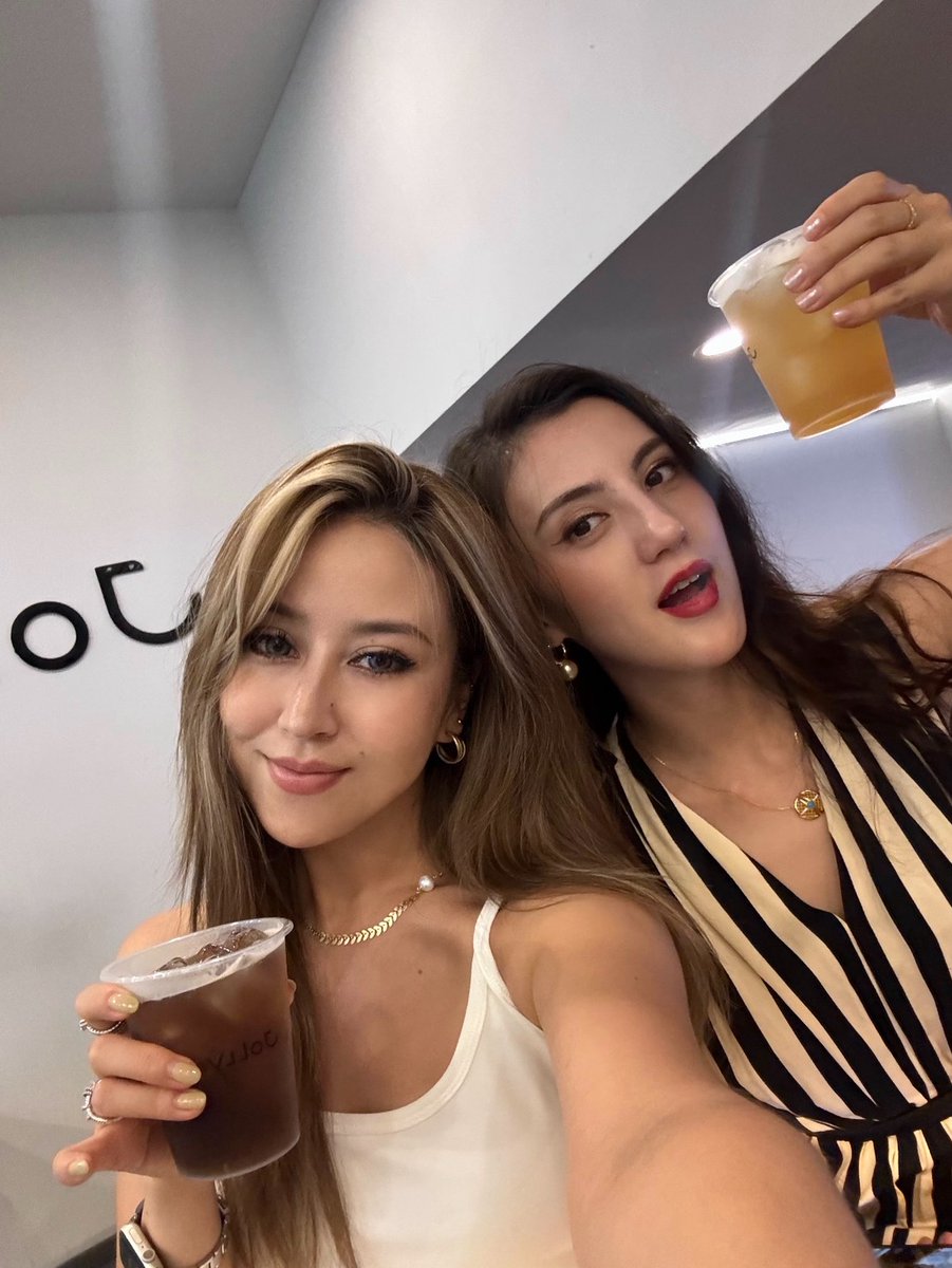 ValemoniP's tweet photo. A day spent lazing around with my sisters https://t.co/eiJPjB1SR7