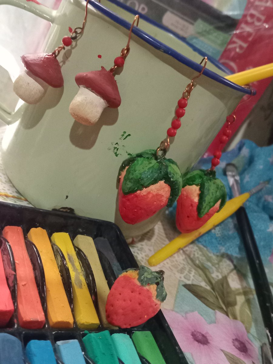 luavanitas's tweet photo. tava retocando a pintura dos meus brincos ontem 🍄🌱🍓 !! quero fazer mais acessórios, praticamente só tô com esses pares, quero fazer algum artrópode depois ❤️‍🩹

e eu não me sentia tão vivo há muito tempo (por ter parado de fazer coisas manuais https://t.co/uWpLipRait