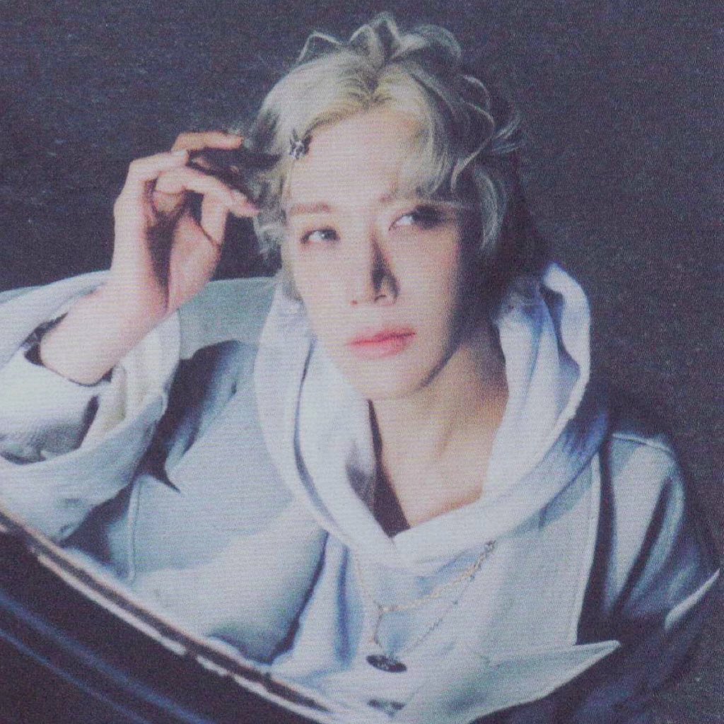 Alice140296's tweet photo. TEN 💜 https://t.co/mKzp3IUy3k