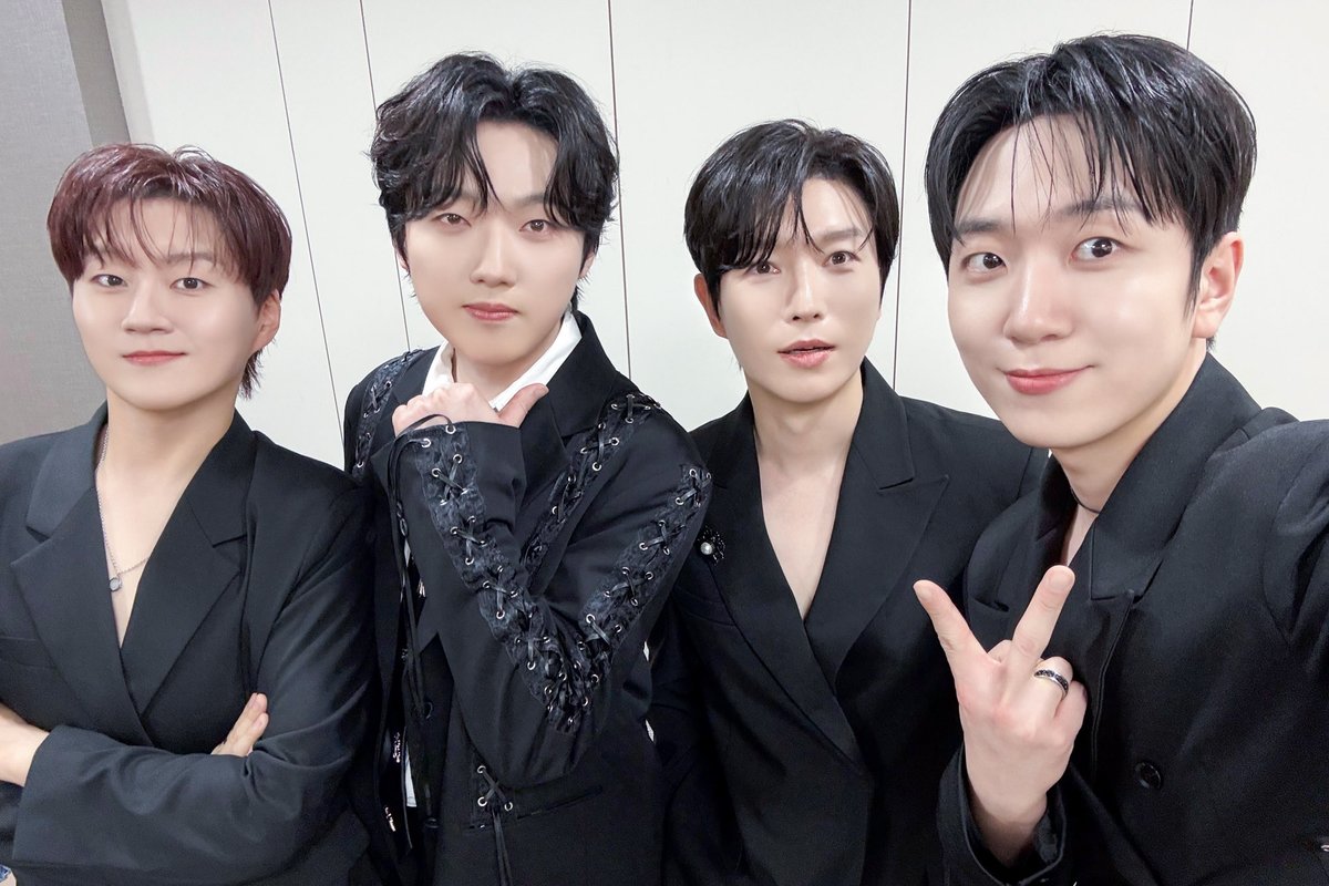 [📸]

260424  KBS2 더 시즌즈 - 성시경의 고막남친 종료!

Armageddon 무대를 콘서트에서 또 볼 수 있다고?
ㄴ 당장 달려가💨💨

#포레스텔라 #Forestella 
#THELEGACY #Armageddon