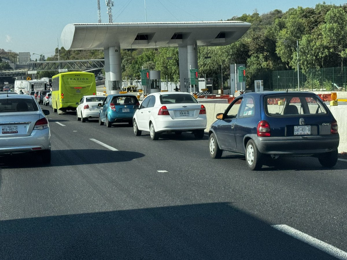 VctorManue80279's tweet image. Oye @CAPUFE pues esta plaza de cobro #Atizapan ya está lista para que entre en operación, no? Ya tiene casetas, tarifa de costos digital… entonces por qué no la ponen a funcionar? Todos los días es insoportable el tráfico para quienes utilizamos la #Chamapa #Lecheria