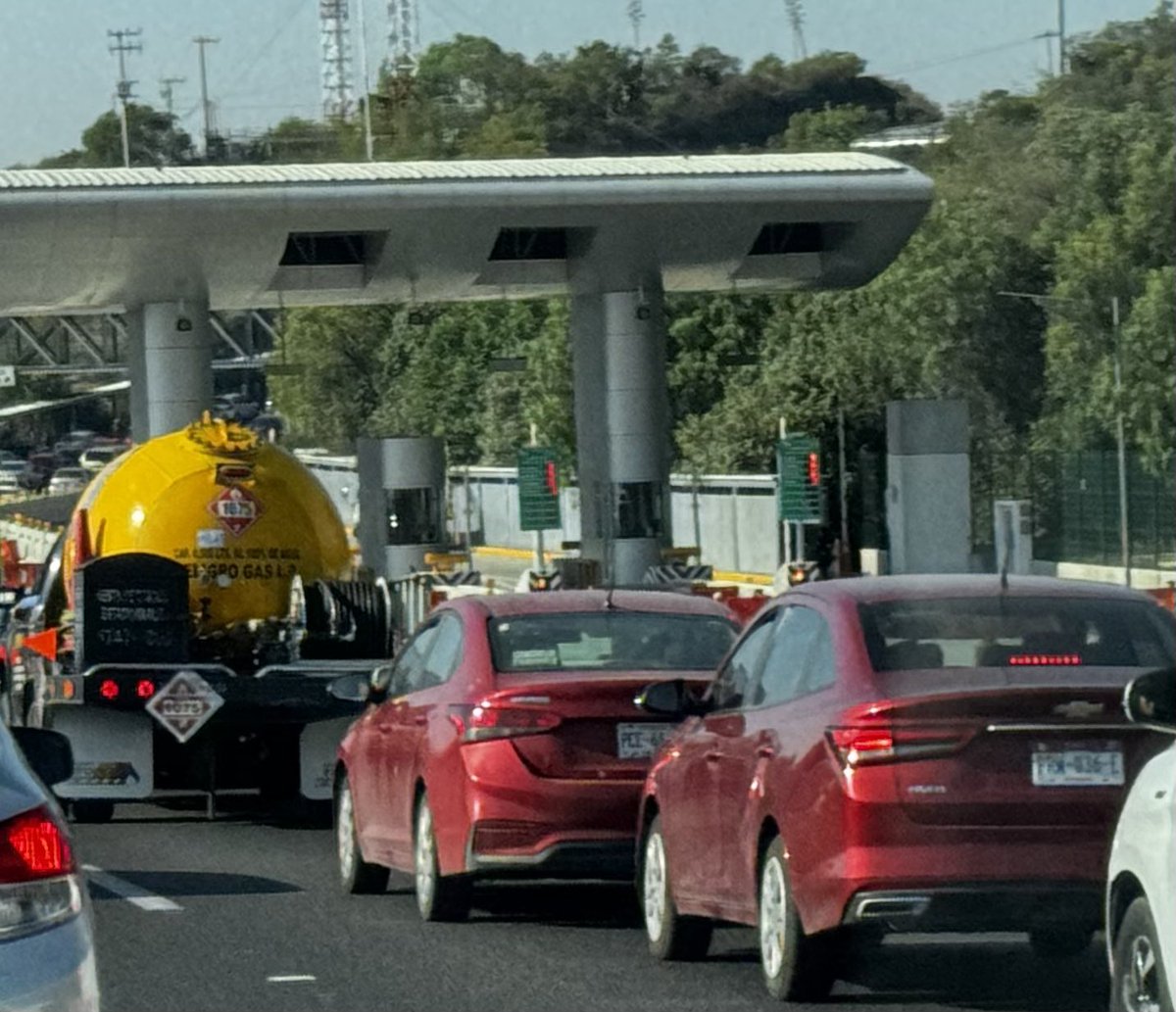 VctorManue80279's tweet image. Oye @CAPUFE pues esta plaza de cobro #Atizapan ya está lista para que entre en operación, no? Ya tiene casetas, tarifa de costos digital… entonces por qué no la ponen a funcionar? Todos los días es insoportable el tráfico para quienes utilizamos la #Chamapa #Lecheria