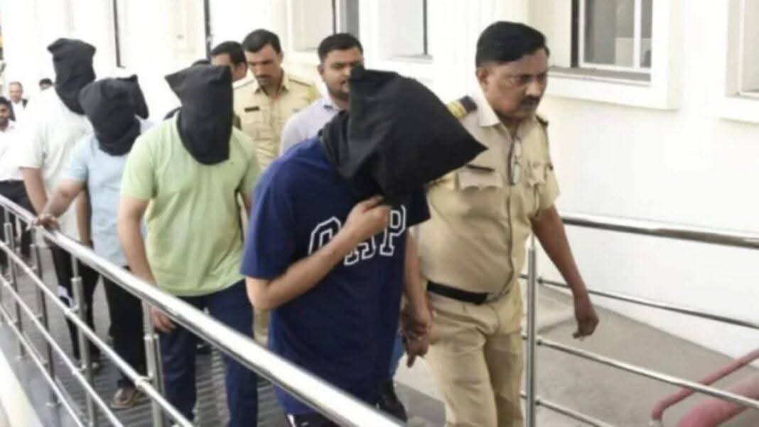 टीसीएस नासिक के चार और मुस्लिम कर्मचारी गिरफ्तार हुए हैं

 इन्होंने अपने सहकर्मी हिंदू कर्मचारी की पत्नी को अश्लील और भक्ति मैसेज भेजे थे तथा हिंदू धर्म के खिलाफ लगातार मैसेज करके उसे इस्लाम कबूल करने का दबाव बना रहे थे 

यानी कि टीसीएस नासिक पूरी तरह से लव जिहाद  का और जिहादियों