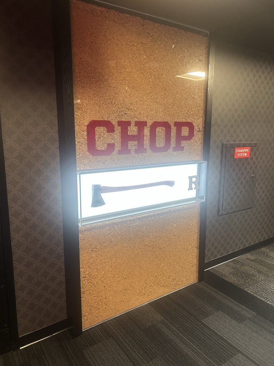 VincenNalen's tweet image. Had an amazing experience yesterday at @RFootball. Got to watch practice, campus/facility tour, and meet with the coaches. Excited to be back on campus soon. #CHOP
@GregSchiano @MikeCardsRU @CoachNoonanRU @JimTurner_OL @BGCardsFootball @PactPerformance @Coach_Cadet