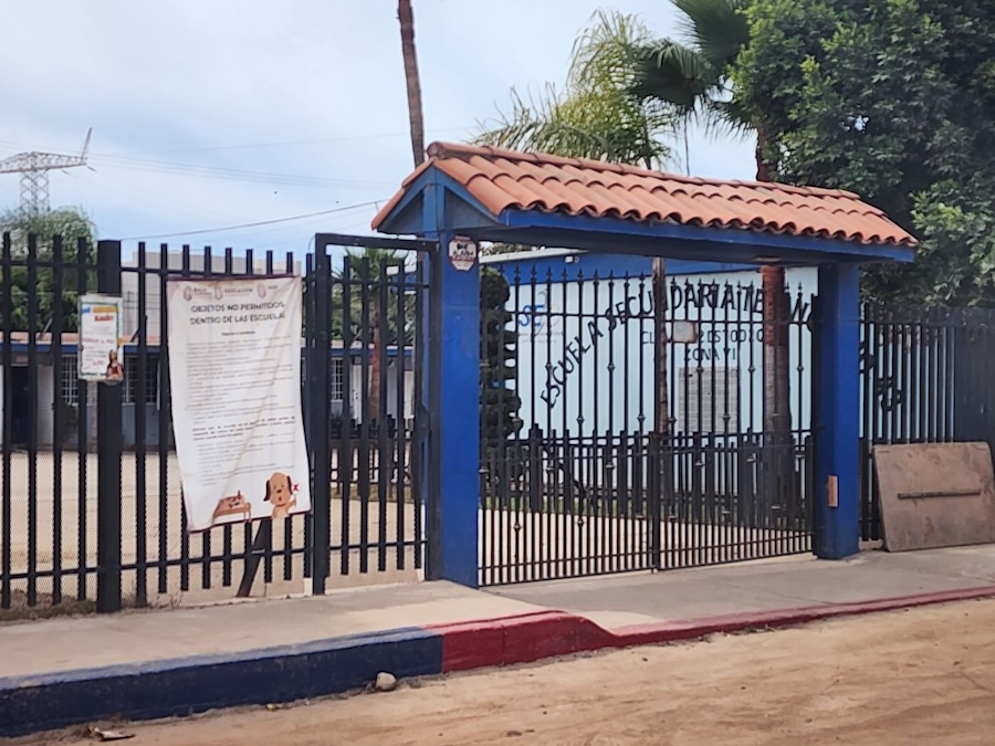 Dos alumnos de 12 años fueron puestos a disposición de la FGE este jueves tras una amenaza de tiroteo transmitida por radio interno en la Secundaria Técnica #43 de #Ensenada.

Lee los detalles en nuel.ink/d3AaG5