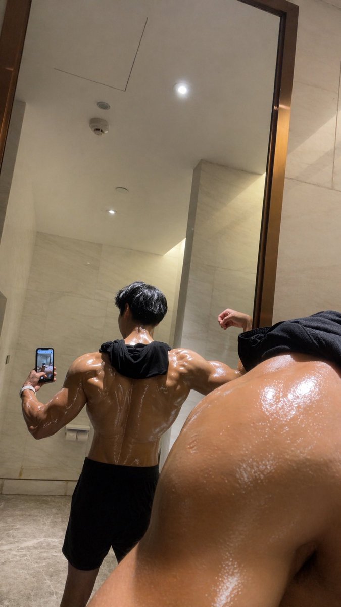 onlyfans.com/waltersoh
Abs or back muscles?
