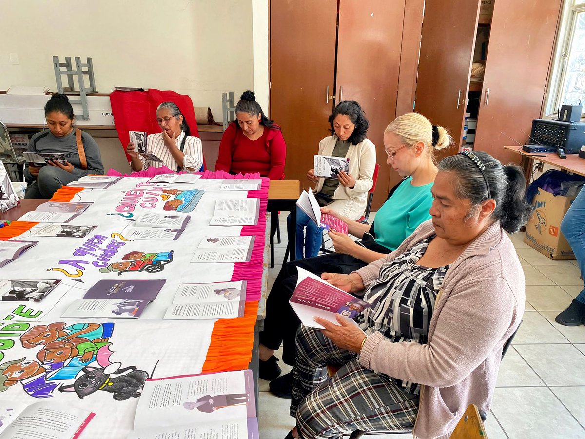 PueblaMujeres's tweet photo. Agradecemos a las madres y personas cuidadoras de la Escuela Primaria Federal “Emperador Moctezuma” por sumarse al taller en materia de cuidados. 💜

Además, realizamos la entrega de cartillas de Derechos de las Mujeres para fortalecer la igualdad y el ejercicio de sus derechos. https://t.co/5JerIinHlh