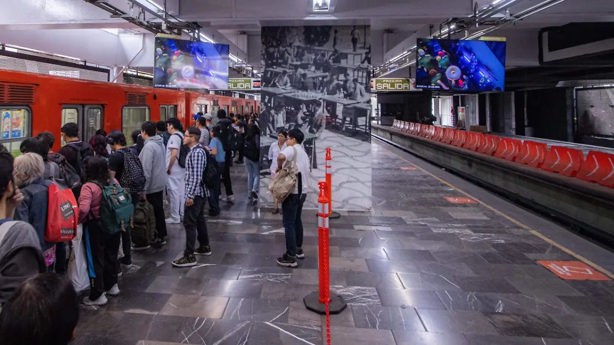 Esto ha aumentado los traslados. Sobre todo, a aquellas estudiantes como Elizabeth Gerardo que realizan tres jornadas, seis horas como estudiante, otras cinco haciendo labores de cuidado con su hermano pequeño y seis horas más en el transporte público entre Naucalpan y CU. [2/4]