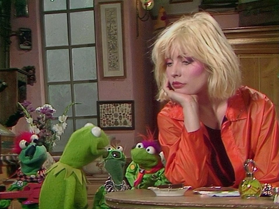 ECrowens's tweet image. #caption #contest #captionthis #captionsplease #captions wanted #storyprompt #storyprompts #wrongway #wrong #wrongturn #wrongnumber #wrongplacewrongtime #wronganswer #wronganswers #wronganswersonly #sesamestreet #kermit #kermitthefrog #debbieharry #blondie