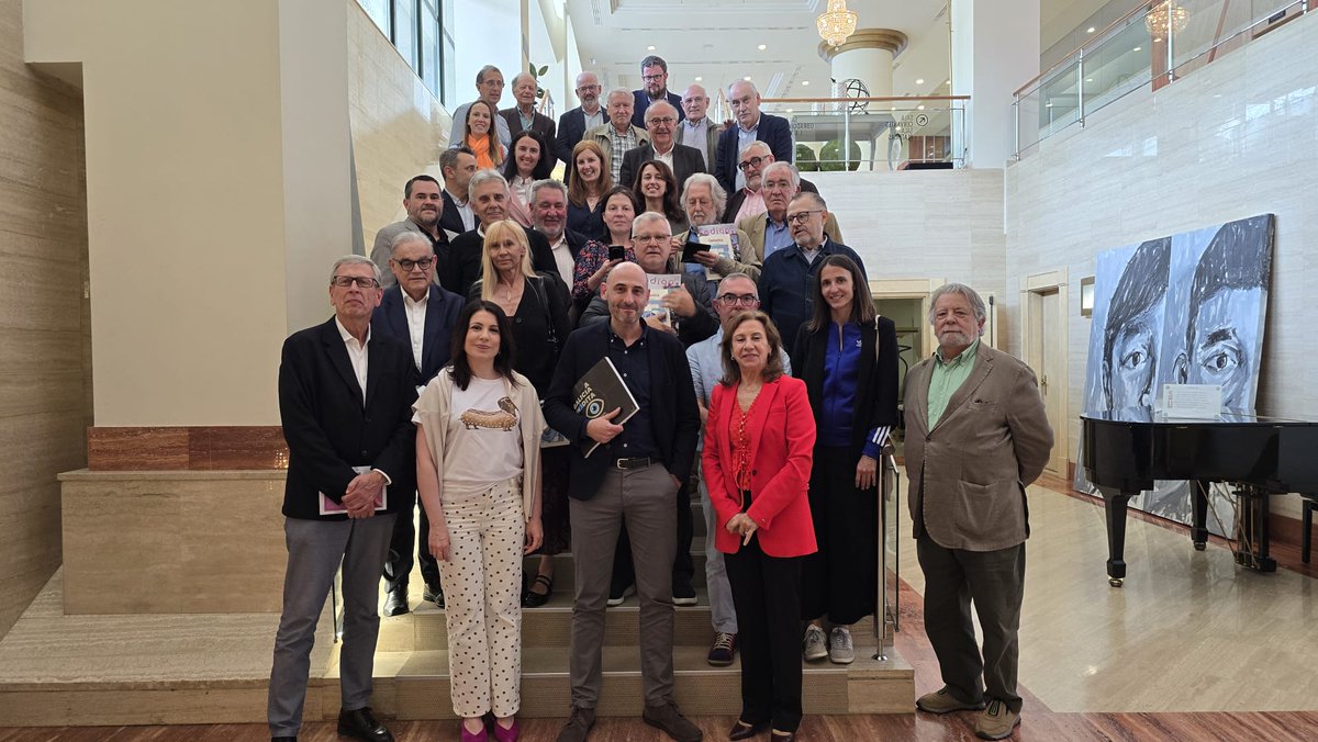 PeriodistasG's tweet photo. Nutrida asistencia y ambiente de colegas, en el almuerzo con el director del diario La Voz de Galicia, Rubén Santamarta Vicente. Trabajo, humildad e ilusión para mantener un periodismo de calidad, también adaptado a las nuevas audiencias y a las nuevas tecnologías. https://t.co/H9VYO9g942
