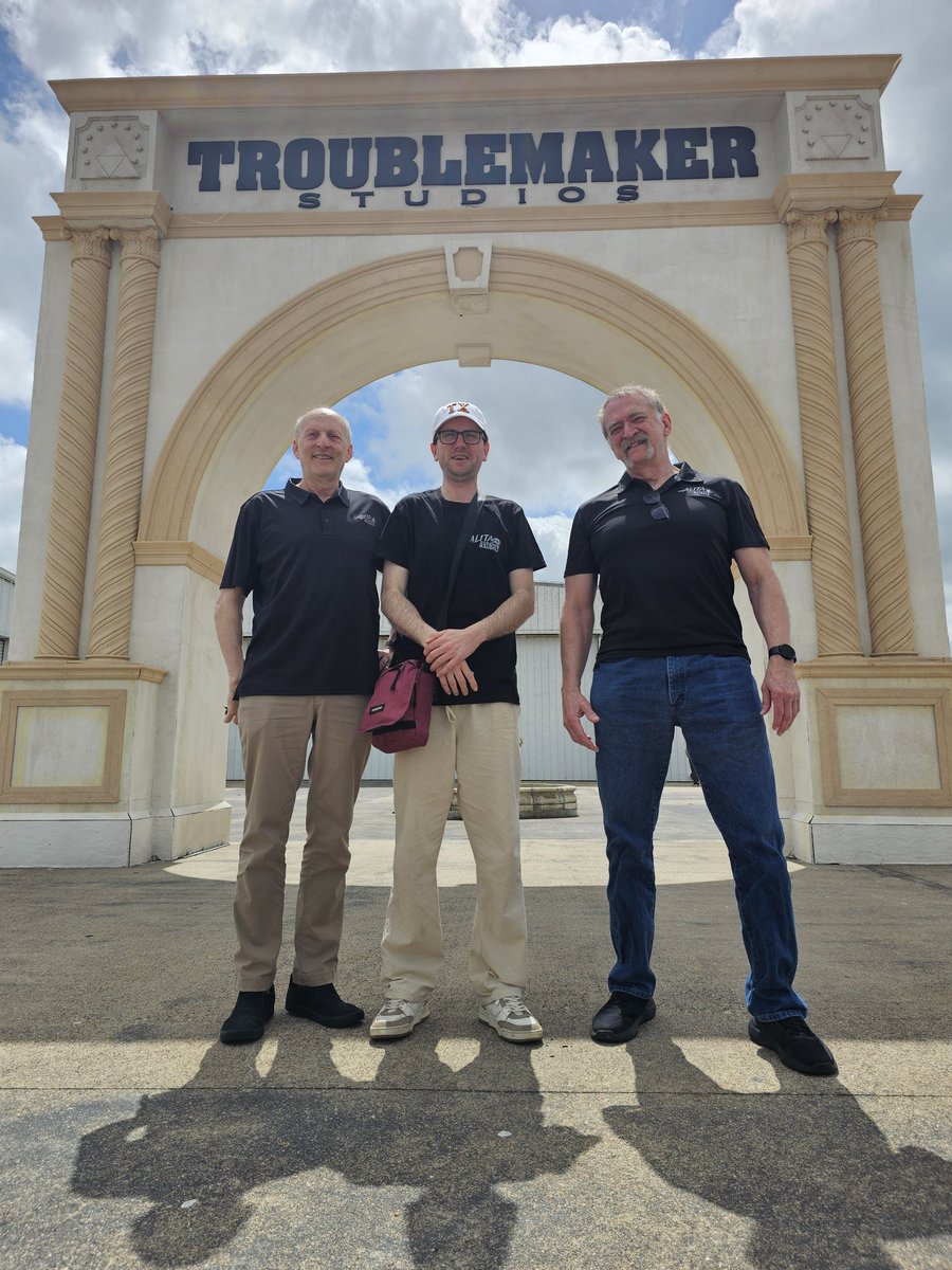 vladdie777's tweet photo. I wonder if Robert told Jim about the three Alita Army Amigos who showed up to his studio a couple weekends back 😏 #AlitaArmy #AlitaSequel @jimcameron @steveasbell https://t.co/x1j8CUEtN0