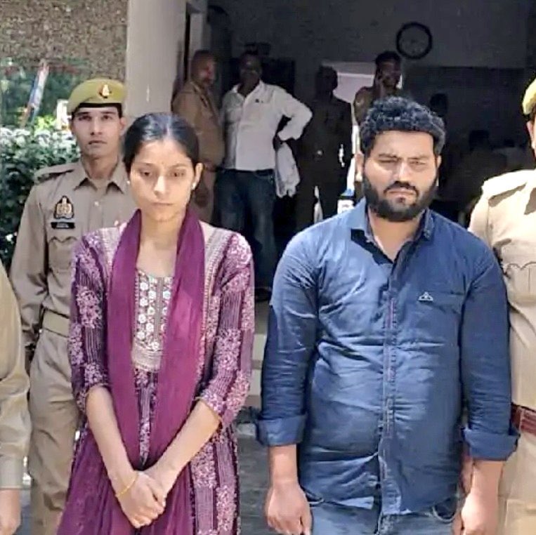 लखनऊ के गुरुकुल में पढ़ने वाले 11 साल के दिव्यांश द्विवेदी की बेरहमी से हत्या करके लाश 22 अप्रैल को कानपुर में घर के पास फेंक दी गई। पुलिस ने गुरुकुल संचालक सौरभ मिश्रा और उसकी गर्लफ्रेंड हर्षिता सोनी को गिरफ्तार किया है।
<a href="/yadavakhilesh/">Akhilesh Yadav</a>