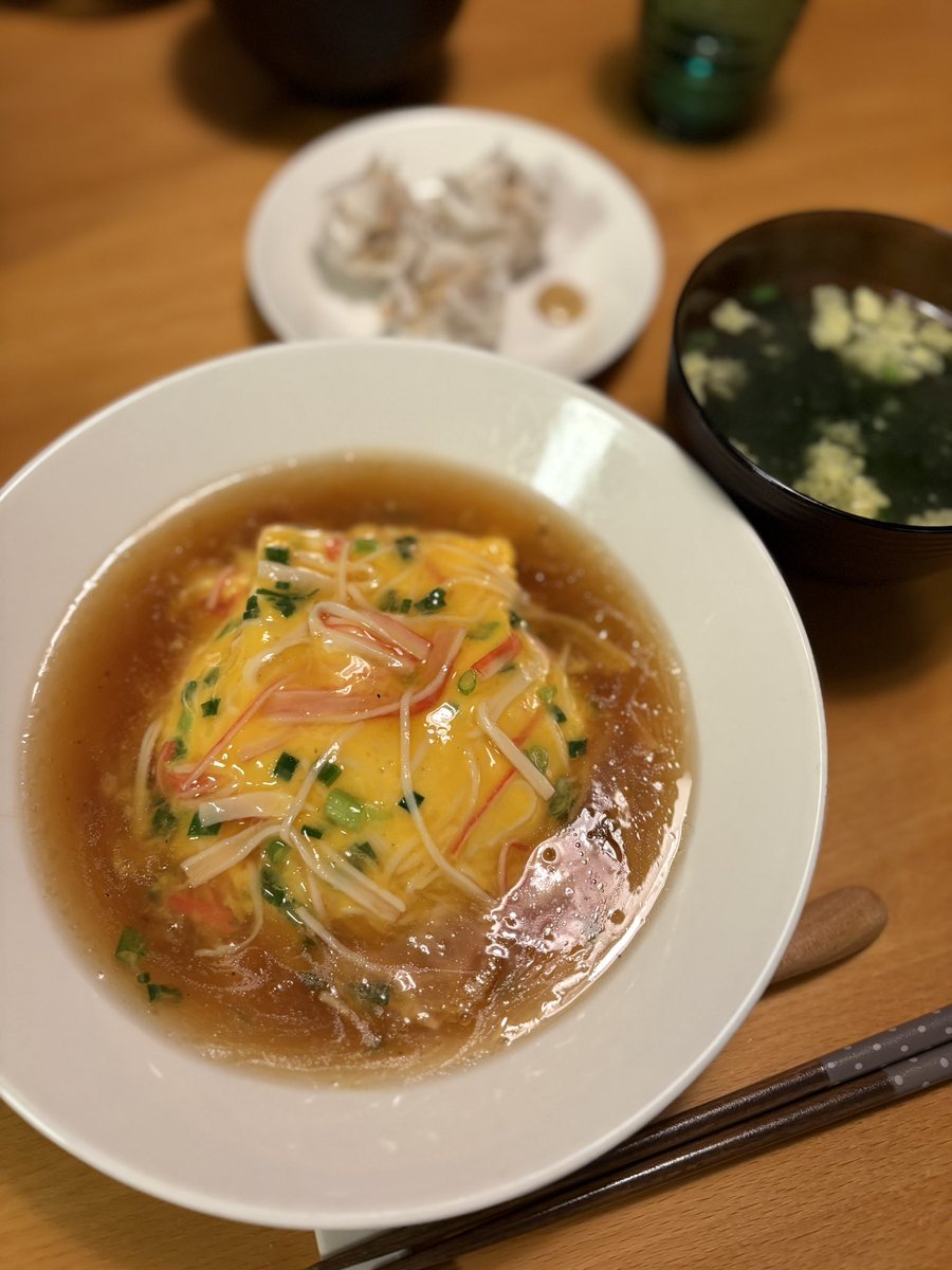 kamerina421's tweet photo. 火水木金の晩ごはん。
＊牛肉とトマトのしょうゆ炒め、生ハムサラダ、タン塩レモン
＊天津飯、焼売
＊魯肉飯、たまごスープ
＊チキンカレー、無限ピーマン
相変わらず丼もの多め。今週もヘトヘトです💦
#おうちごはん #料理記録 https://t.co/SOLA5RdNms