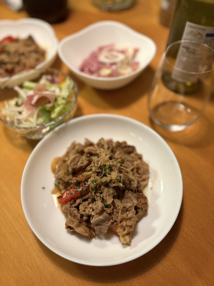 kamerina421's tweet photo. 火水木金の晩ごはん。
＊牛肉とトマトのしょうゆ炒め、生ハムサラダ、タン塩レモン
＊天津飯、焼売
＊魯肉飯、たまごスープ
＊チキンカレー、無限ピーマン
相変わらず丼もの多め。今週もヘトヘトです💦
#おうちごはん #料理記録 https://t.co/SOLA5RdNms