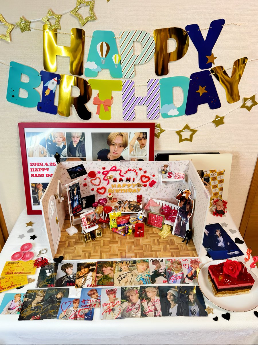 bon723jam's tweet photo. 2026.4.25
🎉HAPPY BIRTHDAY🎂
SANIくん！お誕生日おめでとうございます！🥰
今年もさにくんが世界一幸せで、ずっと笑っていられますように！さにくんが歌声が沢山の人に届きますように！😆✨
@JH_SANI_  #さにーでい
 #生誕祭  #ドールハウス  #祭壇 https://t.co/Tnppyn5vJy