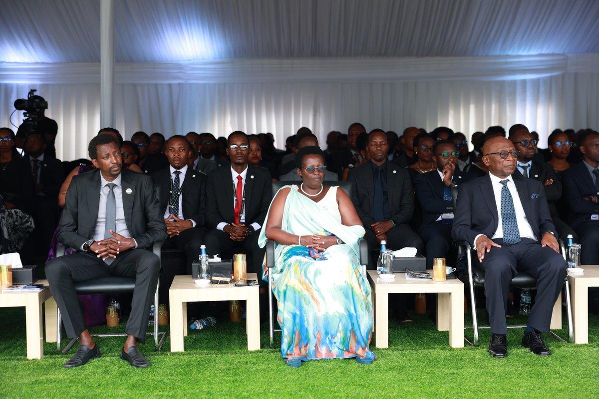 CentralBankRw's tweet image. Guverineri wa Banki Nkuru y’u #Rwanda @SorayaMHlive yibukije ko Kwibuka Jenoside yakorewe Abatutsi mu 1994, ari umwanya wo guha icyubahiro abazize Jenoside, gukomeza ubumwe n’ubudaheranwa, no kurwanya ingengabitekerezo ya Jenoside.  

#Kwibuka32
#KwibukaTwiyubaka