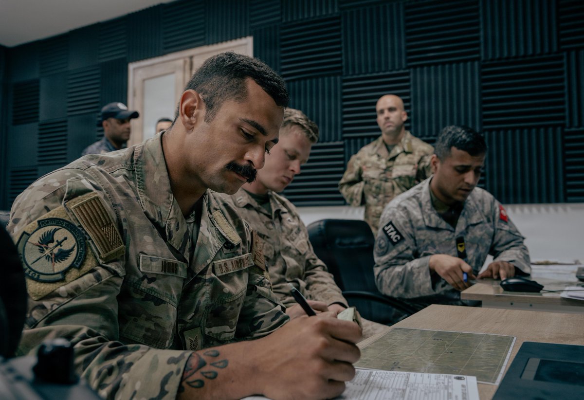 SETAF_Africa's tweet image. Training to neutralize tomorrow's threats today.

U.S. #Marine &amp;amp; @IDNationalGuard joint terminal attack controllers joined members of the #TunisianArmedForces and #SenegaleseArmedForces to coordinate and conduct JTAC training in Tunisia during #AfricanLion26.