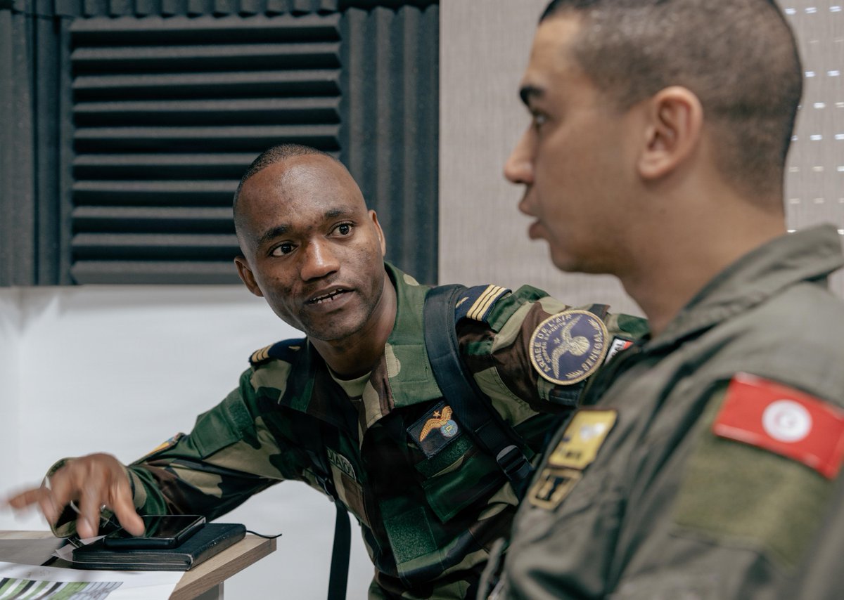 SETAF_Africa's tweet image. Training to neutralize tomorrow's threats today.

U.S. #Marine &amp;amp; @IDNationalGuard joint terminal attack controllers joined members of the #TunisianArmedForces and #SenegaleseArmedForces to coordinate and conduct JTAC training in Tunisia during #AfricanLion26.