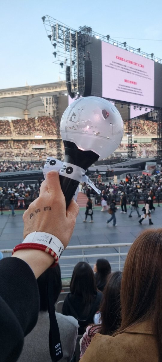 sohcool2's tweet photo. @BTS_twt 현생 놓고 달려간 기적의 올콘
내 최고의 사치 
🌊
You'll never love me like 
the way you did before
But would you open up 
if I knocked on your door 

내가, 마음이, 사랑이 변해도 너희 향한 문은 늘 열려 있어. 안 잠겨. 어쩔 수 없어. 너무 깊이 새겨져서.
#방탄소년단 #BTS @BTS_twt https://t.co/vCvdN4XYFS