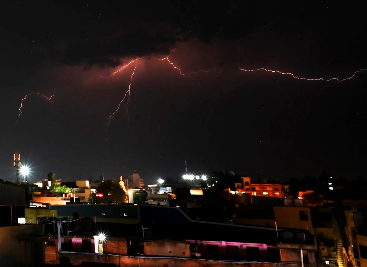 timesofindia's tweet image. #InPics | Lightning streaks across the sky ahead of rainfall near Moorusavir Math, as dark clouds roll in over Hubballi. ⛈️⚡

#KarnatakaRains #Lightning #MonsoonVibes #Hubballi