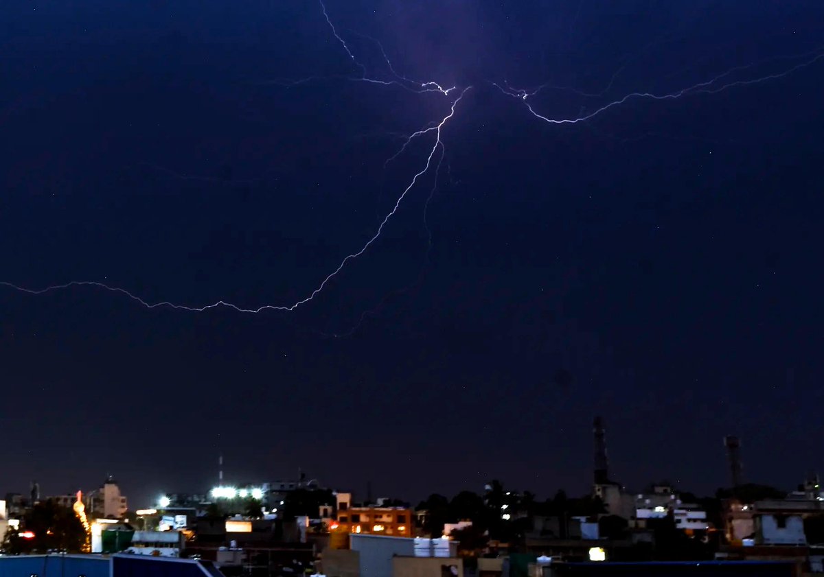 timesofindia's tweet image. #InPics | Lightning streaks across the sky ahead of rainfall near Moorusavir Math, as dark clouds roll in over Hubballi. ⛈️⚡

#KarnatakaRains #Lightning #MonsoonVibes #Hubballi