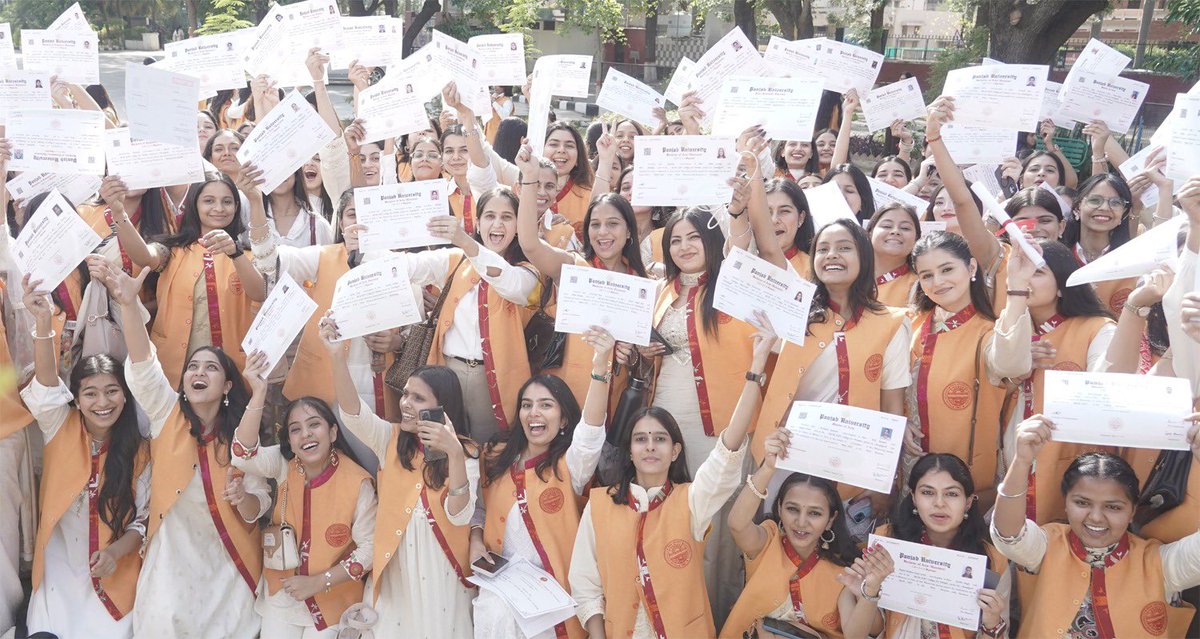 MCMDAVCW's tweet image. @MCMDAVCW hosted its Annual Convocation wherein 773 graduates &amp;amp; postgraduates were conferred degrees. H.E. Prof. Ashim Kumar Ghosh, Hon’ble Governor of Haryana, was Chief Guest &amp;amp; First Lady of Haryana Madam Mitra Ghosh was Special Guest. Post Courtesy: Dept. of #MassCommunication