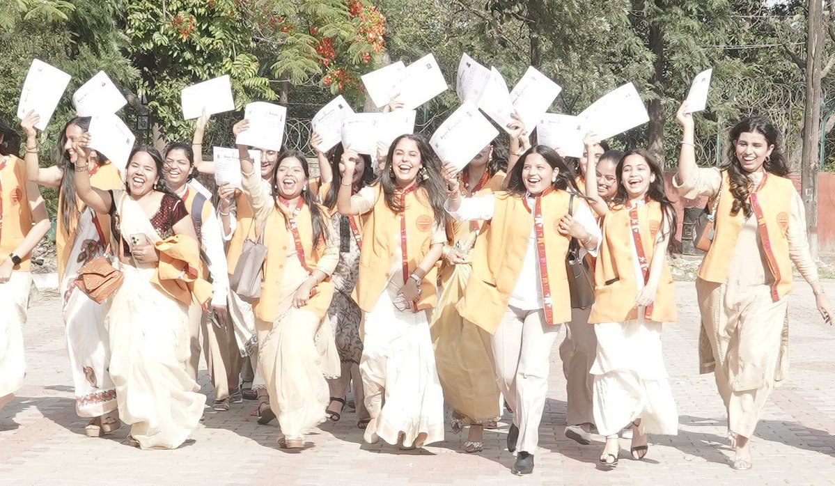 MCMDAVCW's tweet image. @MCMDAVCW hosted its Annual Convocation wherein 773 graduates &amp;amp; postgraduates were conferred degrees. H.E. Prof. Ashim Kumar Ghosh, Hon’ble Governor of Haryana, was Chief Guest &amp;amp; First Lady of Haryana Madam Mitra Ghosh was Special Guest. Post Courtesy: Dept. of #MassCommunication