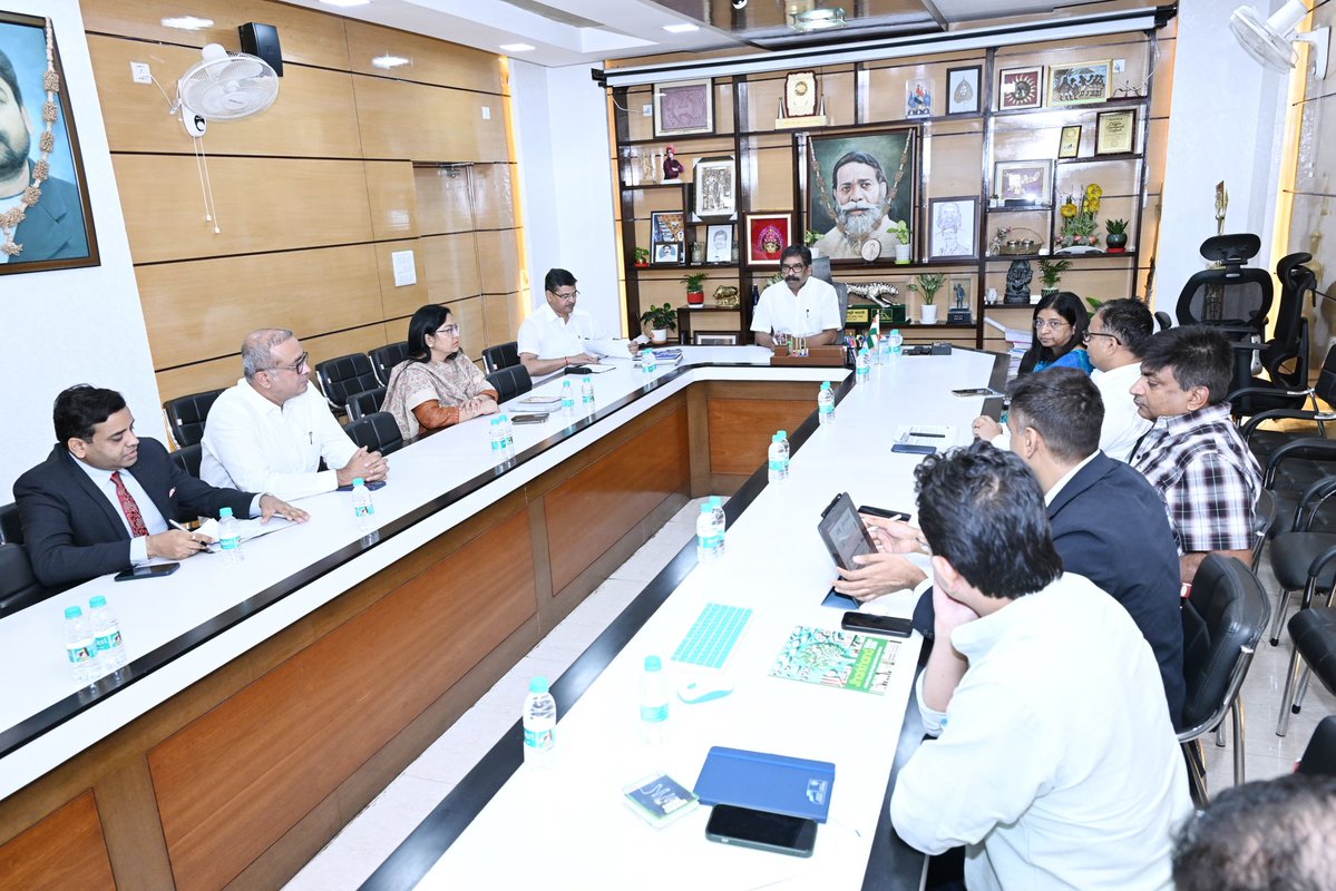 JharkhandCMO's tweet image. मुख्यमंत्री श्री @HemantSorenJMM ने मुख्यमंत्री आवासीय कार्यालय में अधिकारियों के साथ राज्य में निवेश और औद्योगिक विकास को गति देने की दिशा में अद्यतन कार्य प्रगति की समीक्षा की।
#invest