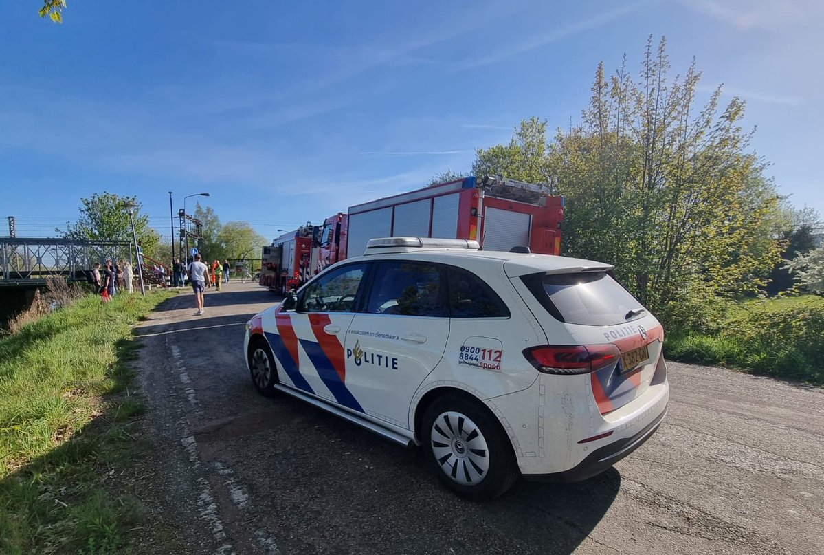 joshua_josprijs's tweet image. Voertuig te water Kanaal Noord Spoorstraat #Apeldoorn 
Betreft een gedumpte scooter.