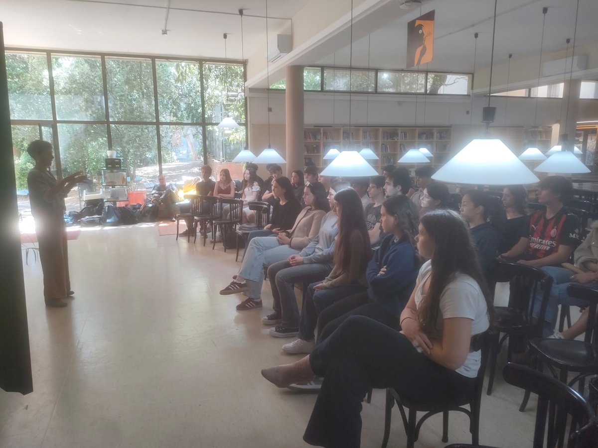 MemoriaFe's tweet photo. Una sessió amb els estudiants de Secundària de l'Institut Montserrat de Barcelona que han acollit la presentació de la vida de #HenryBuckey per la seva neta la Patricia https://t.co/SuQRHbKuiJ