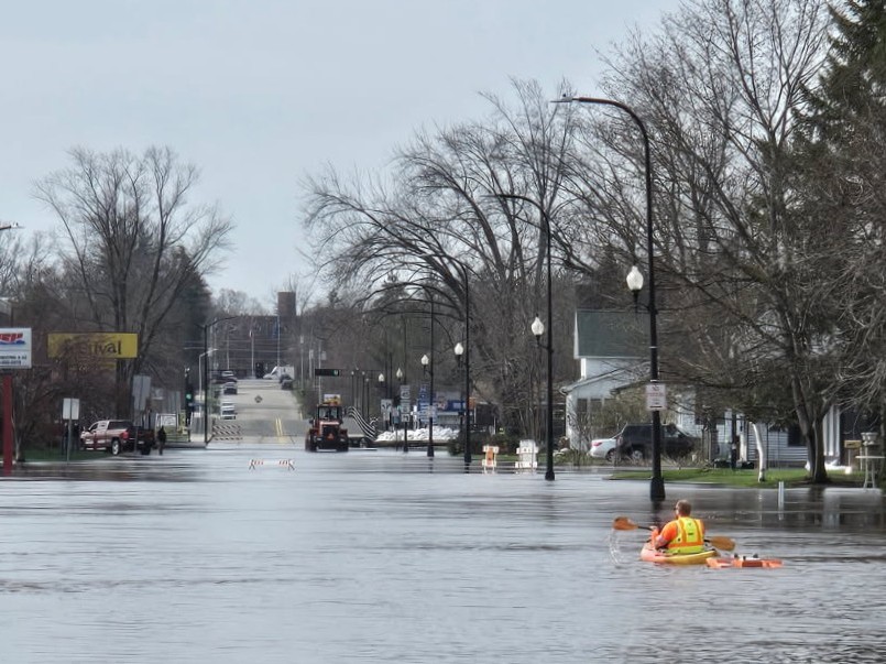 USGS_UMid's tweet photo. Flooding footage from the field!
 
Last weekend, hydrologic technicians from the Upper Midwest Water Science Center responded to historic flooding across Wisconsin.
 
Field crews were deployed to respond to changing conditions, working efficiently to collect USGS water data as flood waters rose in our communities.
 
In these photos, a crew from the USGS Green Bay and Rhinelander offices visited the Wolf River at New London, where one of Wisconsin’s oldest streamgages recorded a new all‑time high: 12.12 feet on April 18, 2026.
 
See real‑time data from this streamgage: https://t.co/ewBfsUVibe

📸 1: USGS hydrologic technician Jarvis Kaderlik paddles a kayak down Shawano Street (Highway 45) in New London, Wisconsin, towing an acoustic Doppler current profiler (ADCP), measuring stream overflow that bypassed the stream gage in the main channel.
📸 2: USGS hydrologic technician Scott Hagar services the streamgage, reads sensors and compares data to outside reference points to verify accurate gage height data.
📸 3: Scott Hagar performs a moving bed test using an ADCP on the main channel of the Wolf River off of the Shawano Street bridge.
📸 4: Graph from the USGS National Water Dashboard featuring data from the Wolf River at New London, showing major flood stage and peak gage height in feet.
 
#FieldPhotoFriday #Wisconsin #Flood