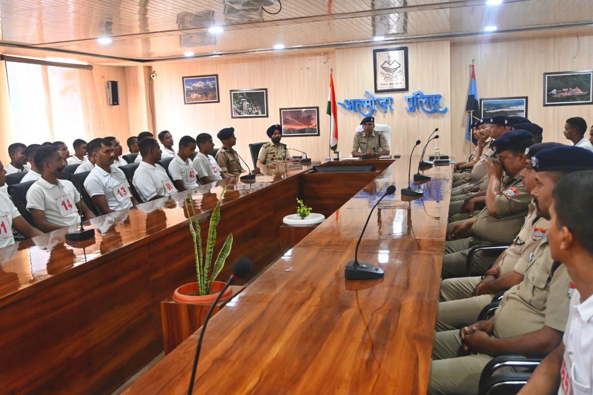 almorapolice's tweet image. 🚨 एसएसपी अल्मोड़ा चंद्रशेखर घोडके ने 87 नव आरक्षियों को गहन प्रशिक्षण हेतु किया मार्गदर्शन 👮‍♂️

💬 अनुशासन, ईमानदारी व दक्षता पर दिया जोर

🏃‍♂️ “फिट इंडिया” के तहत फिटनेस अपनाने की अपील

#AlmoraPoliceUttarakhand #FitIndia #PoliceTraining
@uttarakhandcops