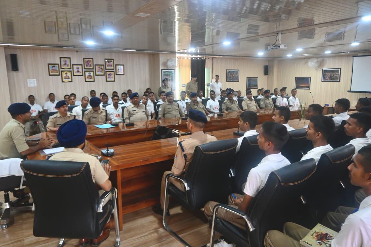 almorapolice's tweet image. 🚨 एसएसपी अल्मोड़ा चंद्रशेखर घोडके ने 87 नव आरक्षियों को गहन प्रशिक्षण हेतु किया मार्गदर्शन 👮‍♂️

💬 अनुशासन, ईमानदारी व दक्षता पर दिया जोर

🏃‍♂️ “फिट इंडिया” के तहत फिटनेस अपनाने की अपील

#AlmoraPoliceUttarakhand #FitIndia #PoliceTraining
@uttarakhandcops
