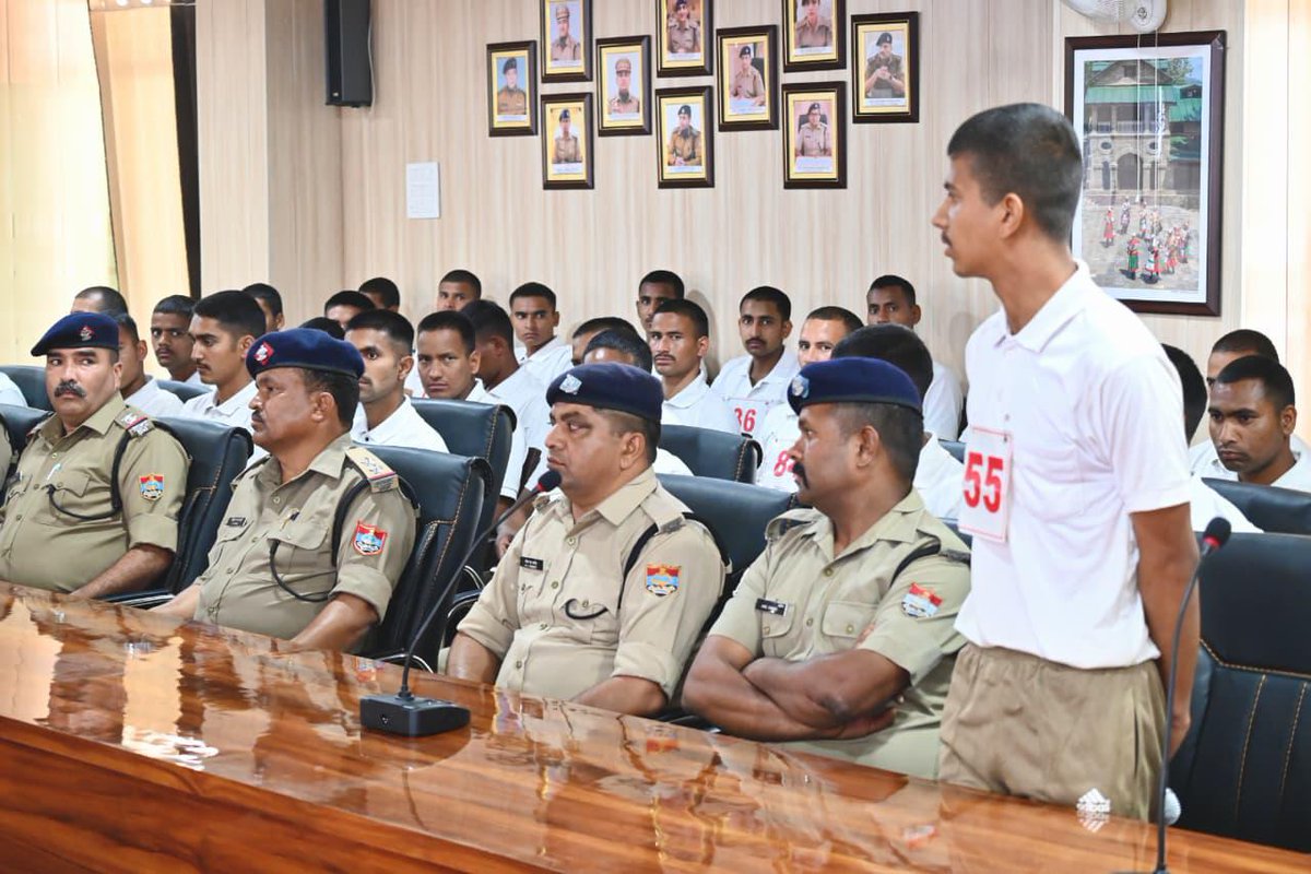 almorapolice's tweet image. 🚨 एसएसपी अल्मोड़ा चंद्रशेखर घोडके ने 87 नव आरक्षियों को गहन प्रशिक्षण हेतु किया मार्गदर्शन 👮‍♂️

💬 अनुशासन, ईमानदारी व दक्षता पर दिया जोर

🏃‍♂️ “फिट इंडिया” के तहत फिटनेस अपनाने की अपील

#AlmoraPoliceUttarakhand #FitIndia #PoliceTraining
@uttarakhandcops