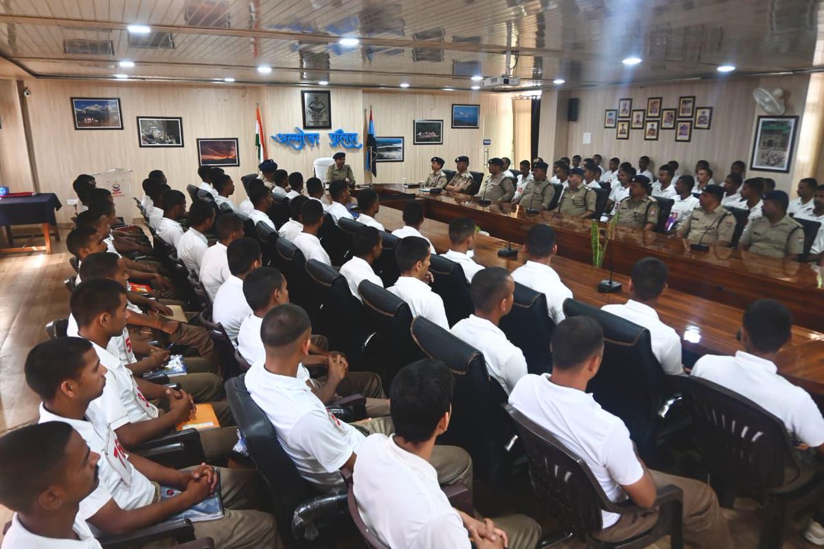 almorapolice's tweet image. 🚨 एसएसपी अल्मोड़ा चंद्रशेखर घोडके ने 87 नव आरक्षियों को गहन प्रशिक्षण हेतु किया मार्गदर्शन 👮‍♂️

💬 अनुशासन, ईमानदारी व दक्षता पर दिया जोर

🏃‍♂️ “फिट इंडिया” के तहत फिटनेस अपनाने की अपील

#AlmoraPoliceUttarakhand #FitIndia #PoliceTraining
@uttarakhandcops