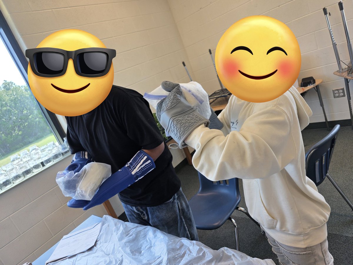 angiebabin's tweet image. I do this just to see them smile! #IceCreamInABag #Travelingteacher #TEACHers #teachersofx