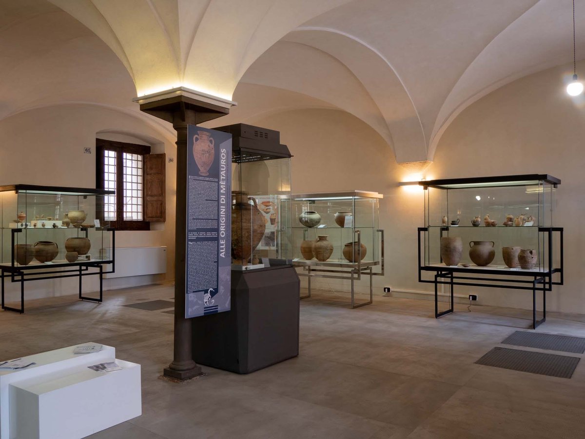 ArteCalabria's tweet image. Interno delle sale del museo archeologico di Gioia Tauro, ubicate all'interno del palazzo settecentesco Baldari. Qui sono raccolti reperti dell'antica colonia calcidese Metauros (fondata da Messina VII sec. a.C. e poi sotto l'influenza della vicina Medma).
#Calabria #Heritage