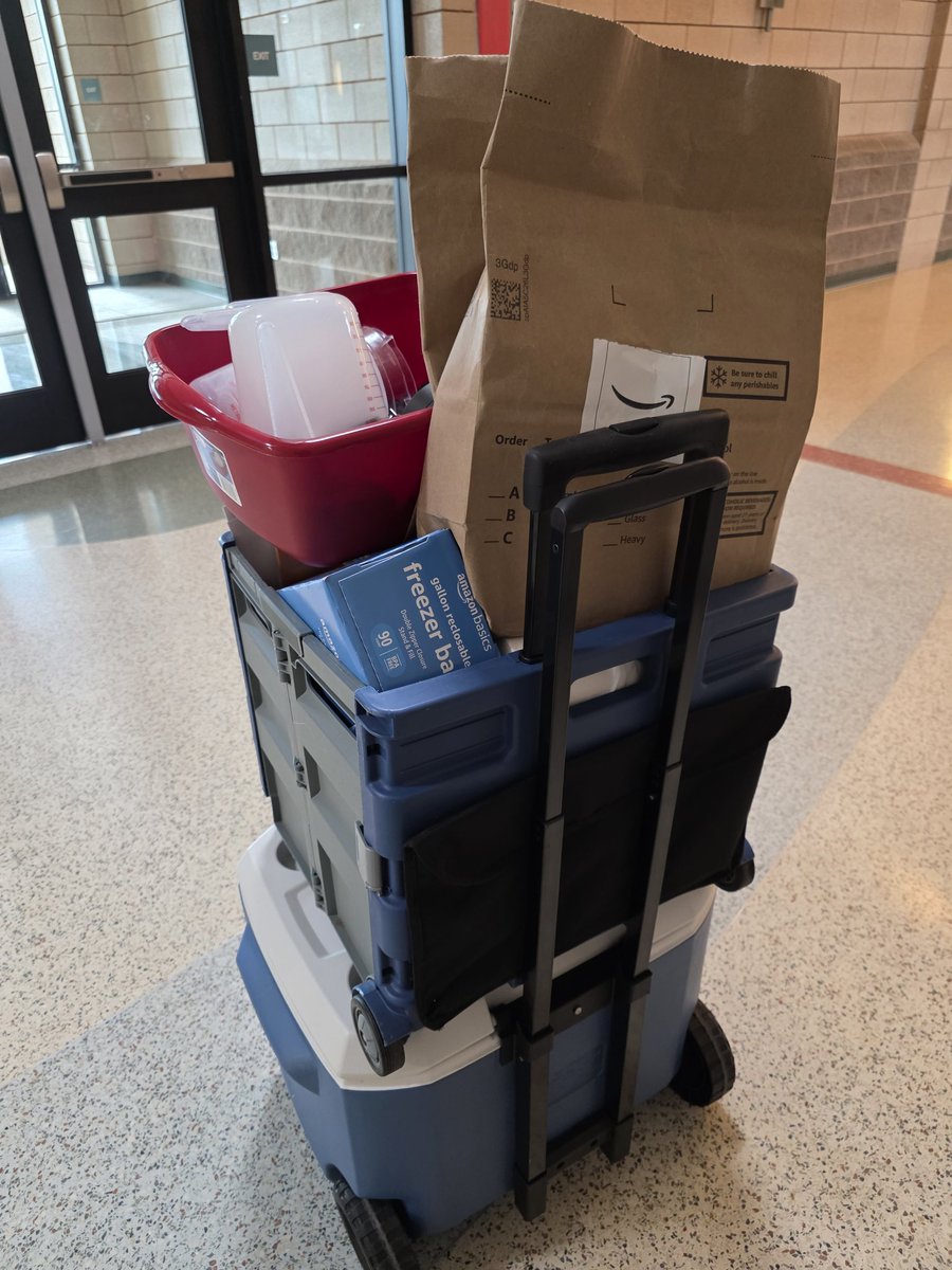 angiebabin's tweet image. I do this just to see them smile! #IceCreamInABag #Travelingteacher #TEACHers #teachersofx