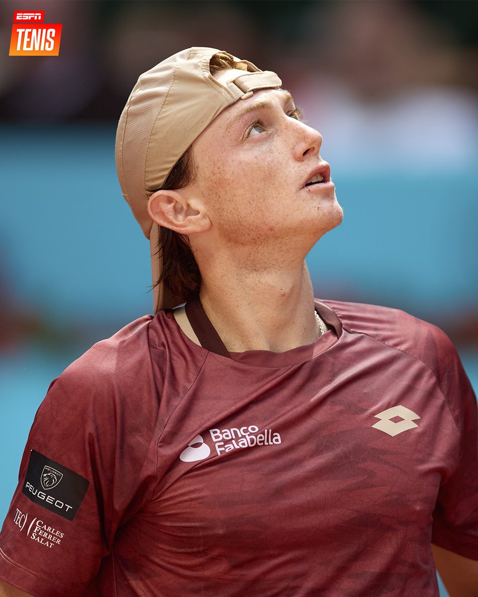 ESPNtenis's tweet image. POR POCO NO ALCANZÓ. 🥲

En un partidazo de casi tres horas, 🇵🇪 Buse lo tuvo sobre el final pero terminó cayendo ante 🇫🇷 Fils por 7-6 (4), 6-7 (3) y 5-7 y se despidió de #Madrid con una gran actuación.