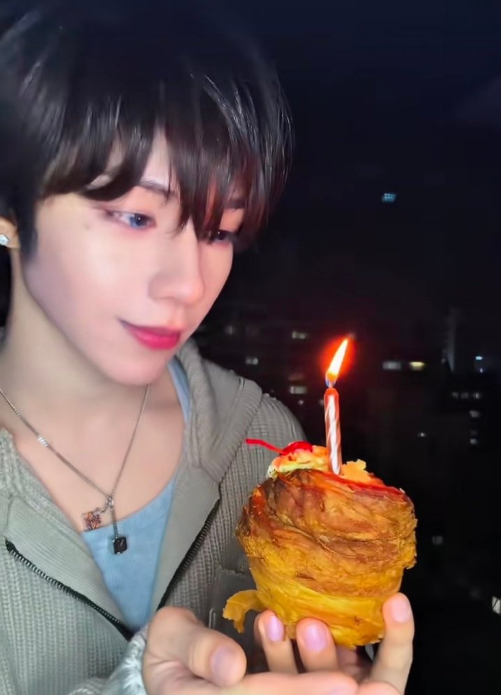 stlj_23's tweet photo. @hanjaystudio @AHOF_official Excuse me, I just realized, same outfit as JL bday tiktok? 👀 https://t.co/K04YZnSLFU