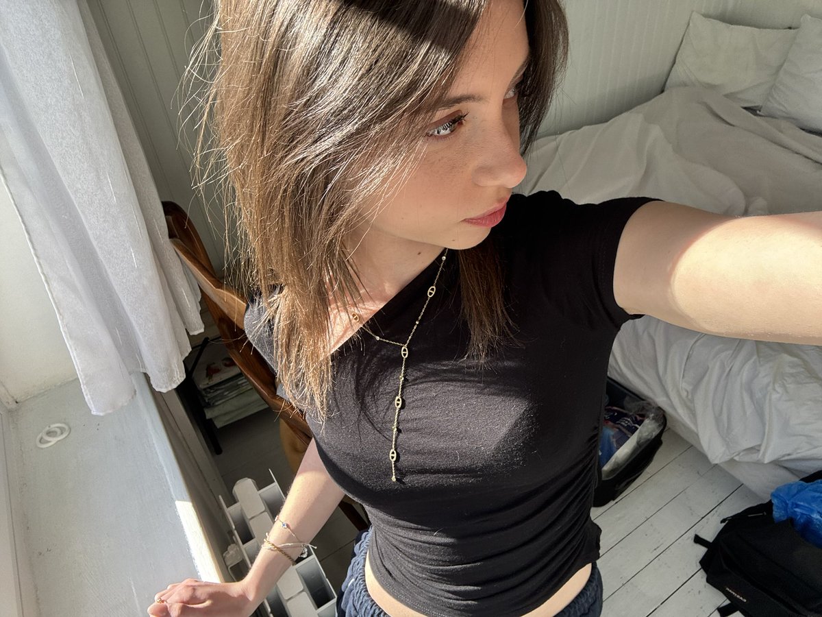 𝙇𝙖𝙪𝙧𝙖 🪽 tweet media