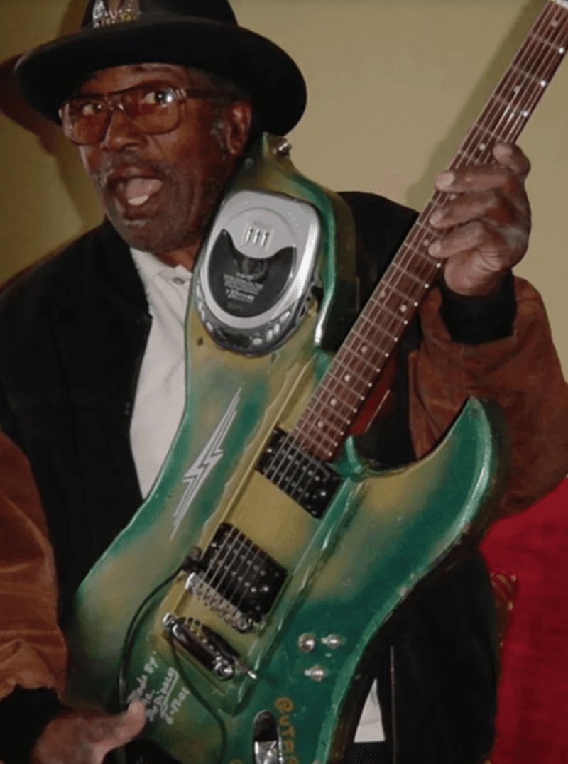 BriansElectro's tweet image. Bo Diddley's Amoeba
Yep Bo made guitars. The Amoeba guitar was built in 2001 and in 2019, it ended up at Nashville’s Carter Vintage Guitars. Price tag? $30,000! 

A crudely carved body made of plywood. A plywood top.  built-in CD player to get your groove on. 🤘
#guitar