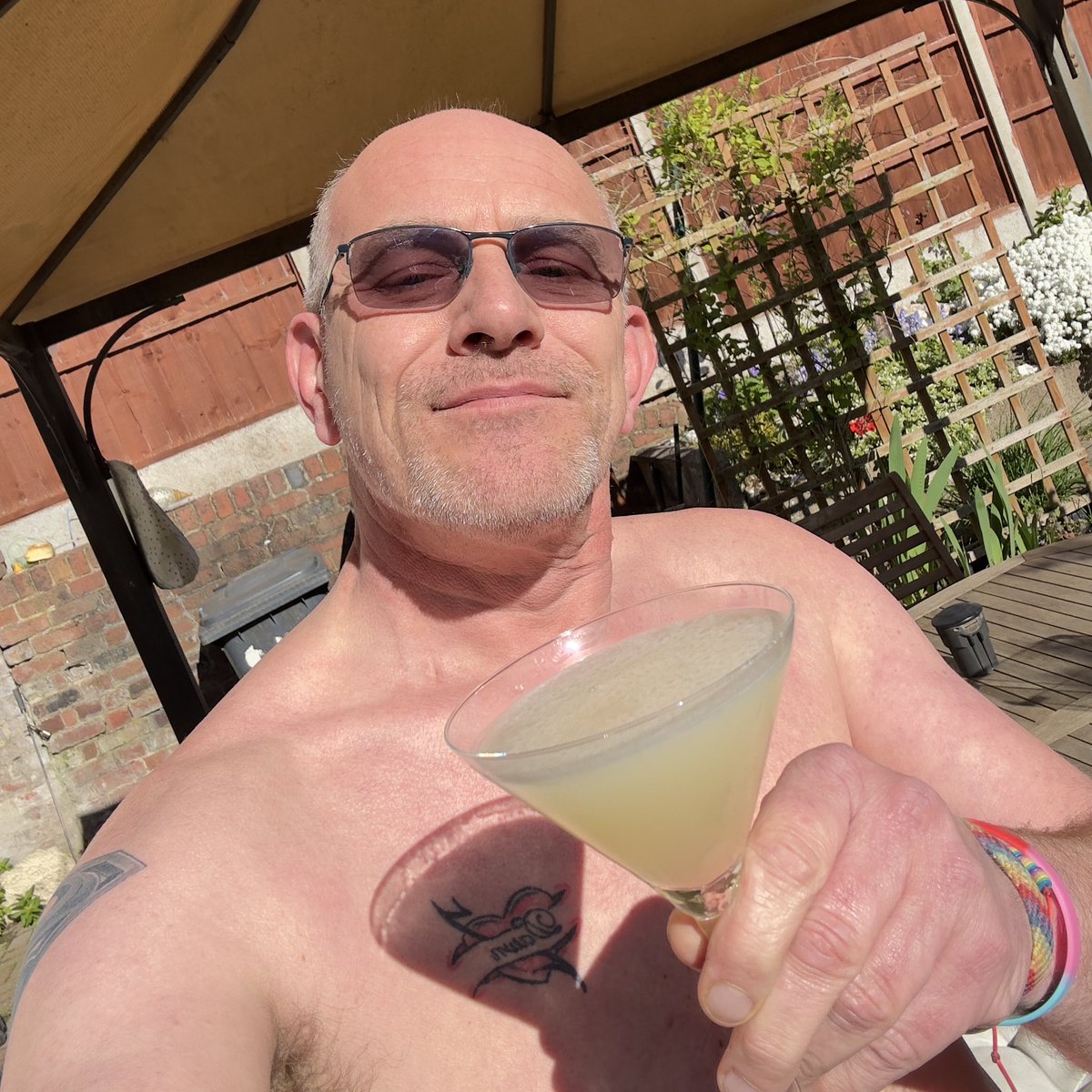 ShaunAshmore2's tweet image. In celebration of the beginning of the weekend it’s cocktail o’clock 🍸in the sun ☀️ #cocktail #lemonfizz #itstheweekend #upyabum #cheers
