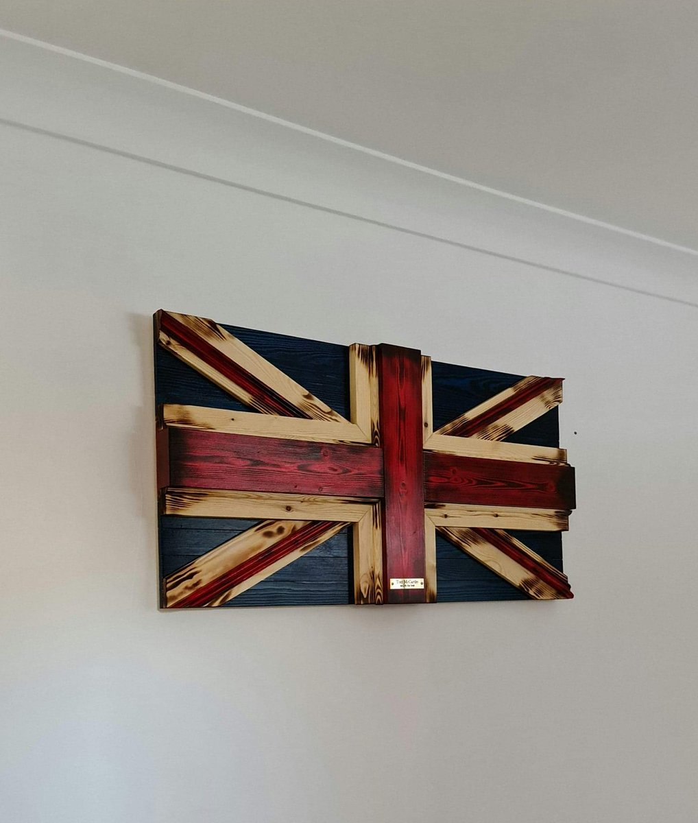 TheBritWorkshop's tweet photo. Solid pine, weighing in at 12kg, 95cm x 47.5cm and built to last generations.

Each piece is unique because of the natural wood grain and is finished by hand with clear lacquer to show off that rustic detail.

📍 Made in Britain
📦 Plastic-free packaging https://t.co/0XAbTMBAr7